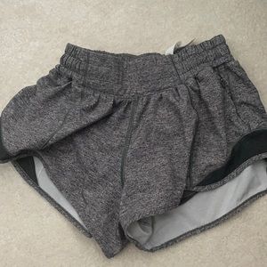 Lululemon Hotty Hot Low-rise lined short 2.5”. Gray/Black color, size 2.